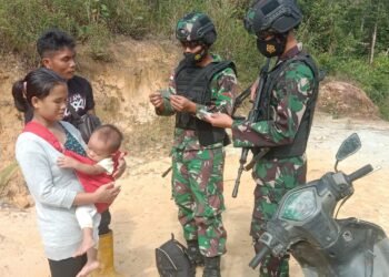 Cegah Kegiatan Illegal Anggota Satgas Yonif 144/JY Melaksanakan Sweeping di Jalan Desa Perbatasan.