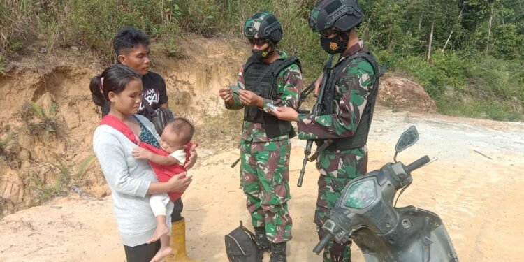 Cegah Kegiatan Illegal Anggota Satgas Yonif 144/JY Melaksanakan Sweeping di Jalan Desa Perbatasan.