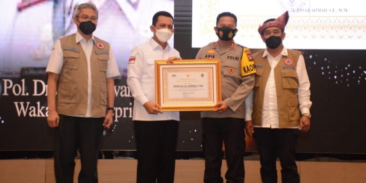 Kapolda Kepri Terima Penghargaan Dari Badan Penanggulangan Bencana (BNPB) RI.