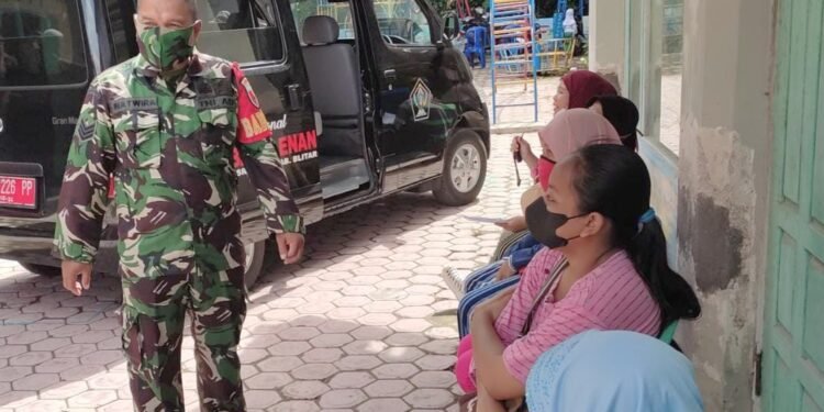 Tingkatkan Keakraban Dengan Warga Binaan, Babinsa Srengat Laksanakan Komsos.