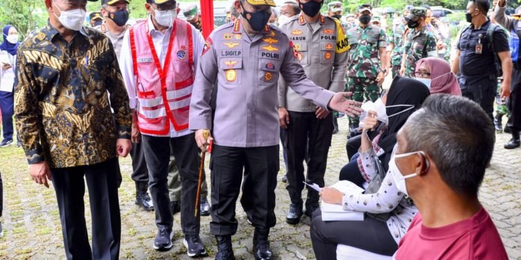 Gelar Vaksinasi Se-Indonesia, Kapolri Minta Wilayah Berpacu Kejar Target 70 Persen.