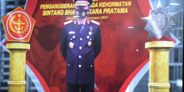 Kapolda Kepri Terima Anugerah Tanda Kehormatan Bintang Bhayangkara Pratama Dari Presiden RI.