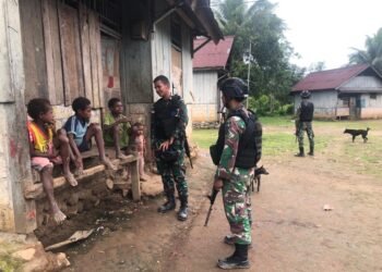 Pererat Hubungan Dengan Masyarakat, di Awal Tahun 2022 Satgas Yonif 126/KC Kunjungi Rumah Warga Perbatasan.