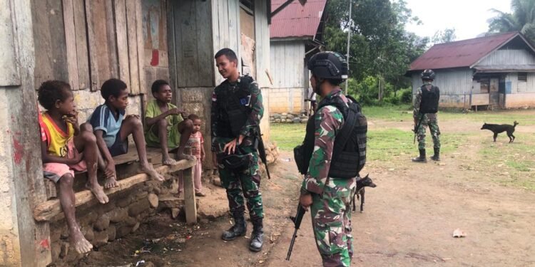 Pererat Hubungan Dengan Masyarakat, di Awal Tahun 2022 Satgas Yonif 126/KC Kunjungi Rumah Warga Perbatasan.