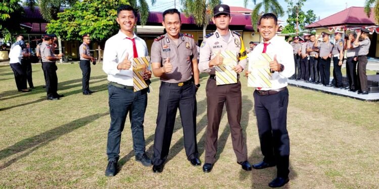 Berprestasi dan Berdedikasi, Kapolres Kampar Berikan Penghargaan Kepada 4 Personel Polsek Tapung Hilir.