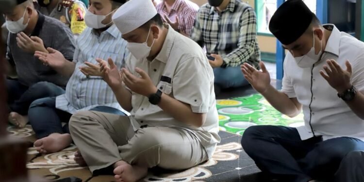 Kapolda Riau Ziarah Makam Marhum, Pendiri Kota Pekanbaru.
