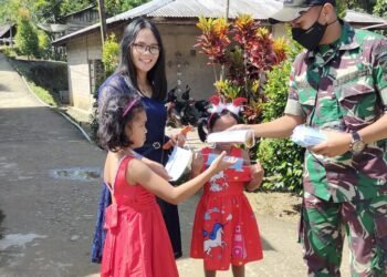 Awali Tahun Baru, Satgas Pamtas Yonif Mekanis 643/Wns Beri Sosialisasi Dan Bagikan Masker Kepada Warga Pelosok Perbatasan.
