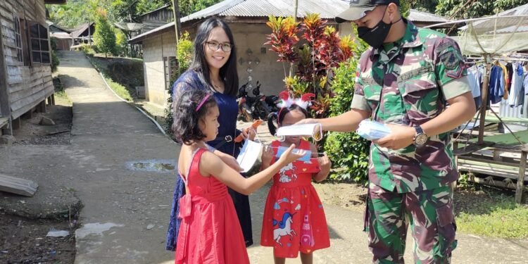 Awali Tahun Baru, Satgas Pamtas Yonif Mekanis 643/Wns Beri Sosialisasi Dan Bagikan Masker Kepada Warga Pelosok Perbatasan.