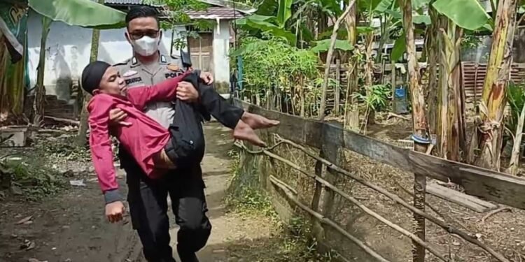 Keluarga Tak Punya Biaya, Polisi di Inhu Bopong Remaja Lumpuh dan Membawanya Berobat Ke Rumah Sakit.