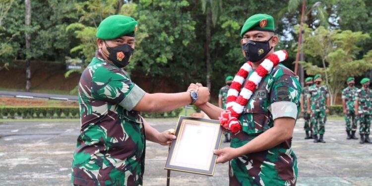 Dandim 0315/Tanjungpinang Pimpin Acara Tradisi Penyambutan Purna Tugas Anggota Satgaster Kodam XVIII/Kasuari dan Korps Raport Anggota Masuk Satuan.
