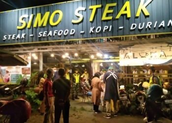Antisipasi Kerumunan TNI-Polri Sisir Sejumlah Warung Makan di Simo.