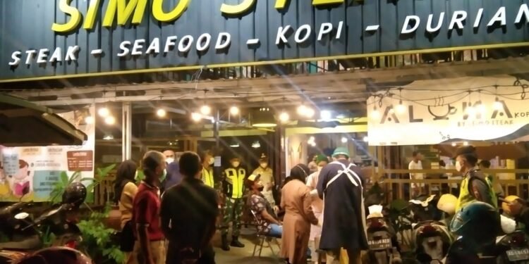 Antisipasi Kerumunan TNI-Polri Sisir Sejumlah Warung Makan di Simo.