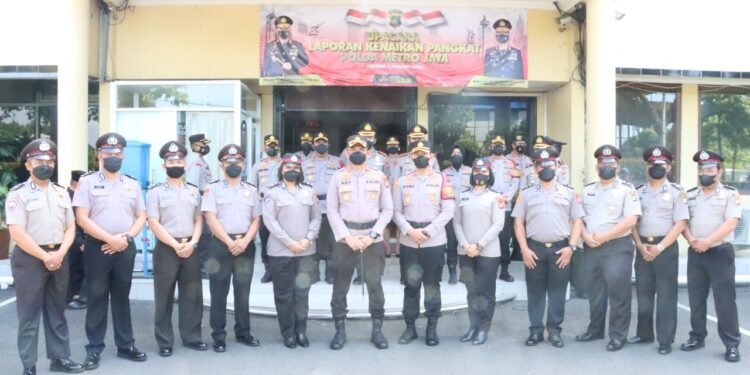 Penganugerahan Awal Tahun 2022, 138 Personel Polres Metro Jakarta Barat Mendapat Kenaikan Pangkat.