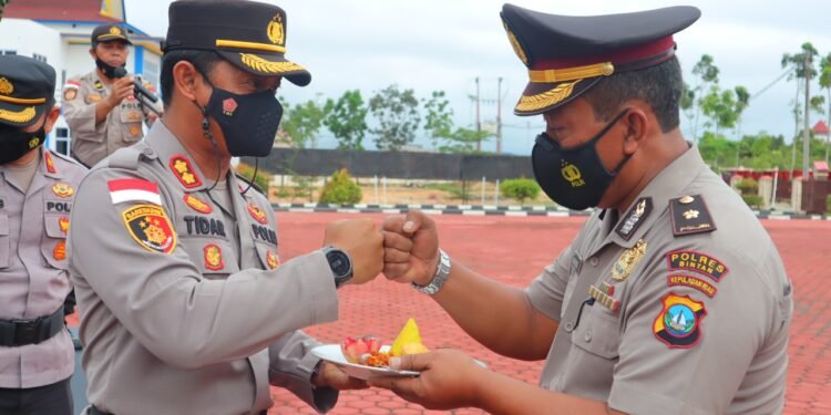 Kapolres Bintan Pimpin Upacara Kenaikan Pangkat Personel Polres Bintan.