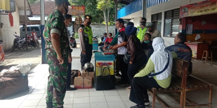 Ajak Warga Selalu Memakai Masker, Koramil 19/Purwantoro Dan Polsek Laksanakan Patroli.