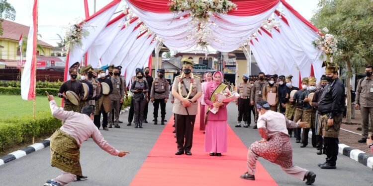 Resmi Masuki Mapolda, Kapolda Riau Disambut Adat Tepuk Tepung Tawar.