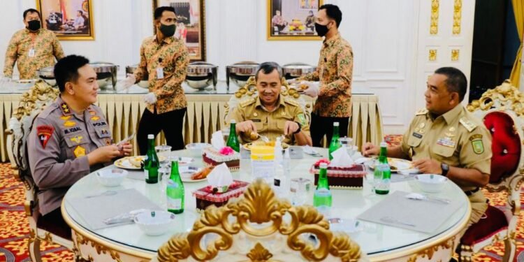 Silaturahmi Kapolda Riau Irjen Muhammad Iqbal, Disambut Hangat Gubernur Riau Syamsuar.