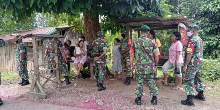 Babinsa Koramil 1802-02/Sorong Barat Ajak Warganya Turut Sukseskan Vaksinasi Covid-19.