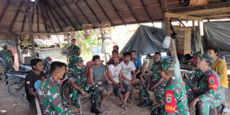 Sosialisasi Vaksin Melalui Komsos, Babinsa Salawati Mengajak Warga Binaan Untuk Vaksin Covid-19.