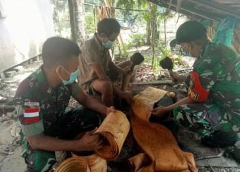 Gali Potensi Wilayah Perbatasan, Satgas Pamtas Yonif Mekanis 643/Wns Anjangsana Ke Pengrajin Kulit Kayu.