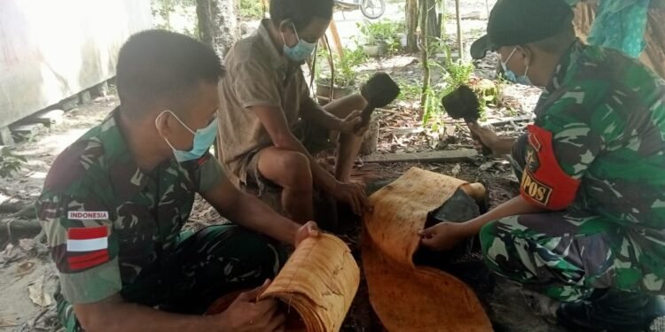 Gali Potensi Wilayah Perbatasan, Satgas Pamtas Yonif Mekanis 643/Wns Anjangsana Ke Pengrajin Kulit Kayu.
