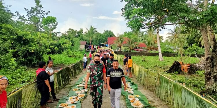 Satgas Yonarhanud 11/WBY Bersama Warga Binaan, Melaksanakan Kegiatan Tradisi Tahunan “Makan Patita” di Negeri Lokki.