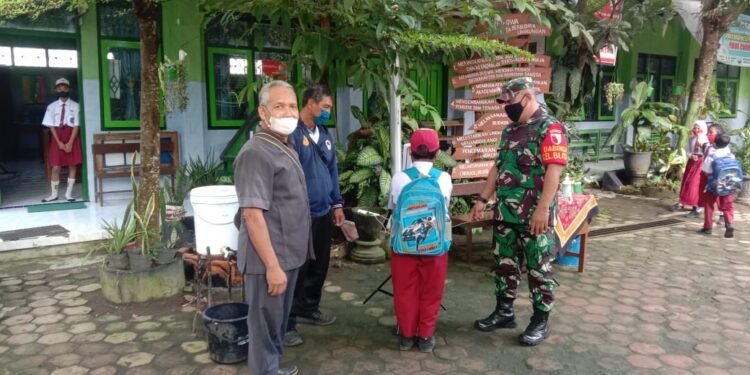 Danramil Tipe B 0808/01 Sukorejo, Himbau Agar PTM Di Sekolah Tetap Terapkan Protkes.