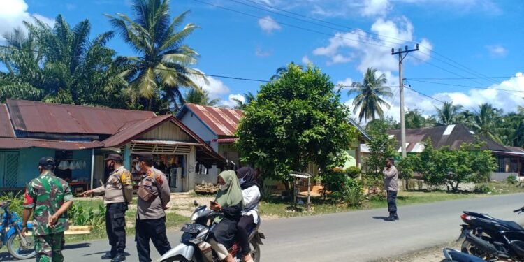 Polres Pasaman Barat Gandeng Kodim 0305/Pasaman Dalam Akselerasi Vaksinasi Melalui Kegiatan Pembatasan Di Jalan.