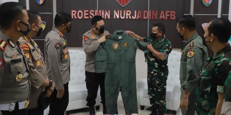 Kunjungan Ke Lanud Roesmin Norjadin Pekanbaru, Irjen M Iqbal Mendapat Cinderamata Spesial Komandan Lanud RSN.