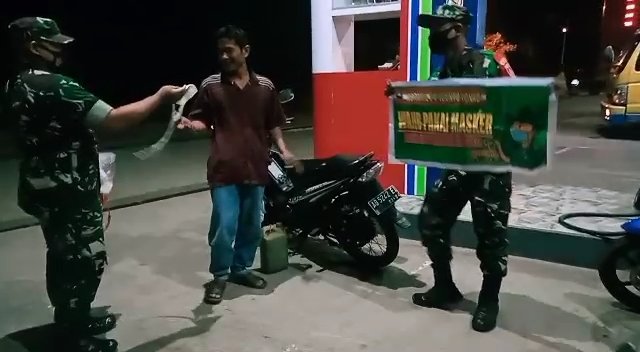 Patroli Malam Hari, Babinsa Berikan Himbauan Kepada Masyarakat.