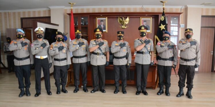 Kapolda Kepri Pimpin Serah Terima Jabatan Wakapolda Kepri, Karo SDM, Dir Binmas, Dir Narkoba, Dan Kapolresta Barelang Polda Kepri.