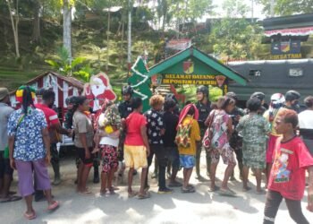 Satgas Pamtas RI-PNG Yonif 711/Raksatama Bersama Warga Melaksanakan Kegiatan Tradisi Tahunan Pos Wembi.