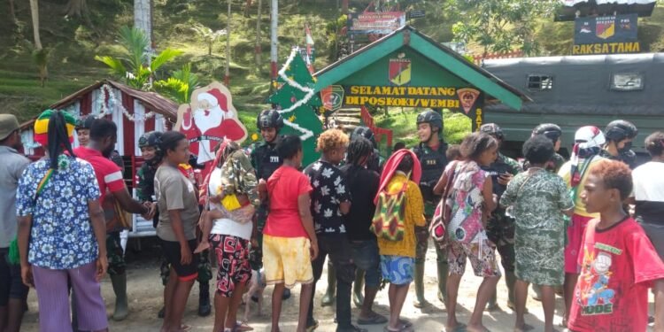 Satgas Pamtas RI-PNG Yonif 711/Raksatama Bersama Warga Melaksanakan Kegiatan Tradisi Tahunan Pos Wembi.