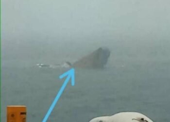 Pangkalan TNI Angkatan Laut Saumlaki Bantu Selamatkan ABK dan Barang KM. Tanimbar Bahari Tang Tenggelam Karena Cuaca Buruk.