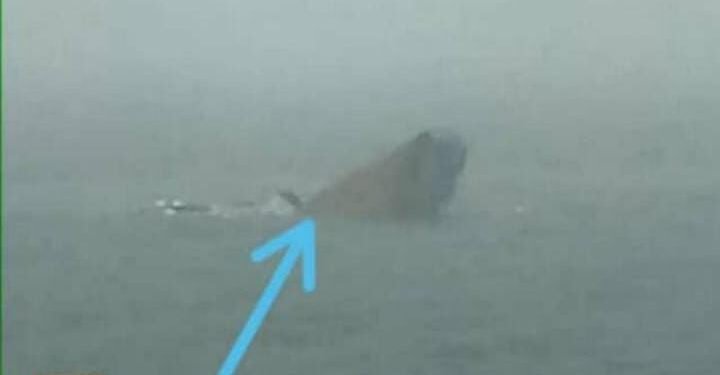 Pangkalan TNI Angkatan Laut Saumlaki Bantu Selamatkan ABK dan Barang KM. Tanimbar Bahari Tang Tenggelam Karena Cuaca Buruk.