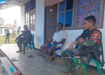 Satgas Pamtas RI-PNG Yonif 711/Raksatama Menjaga Rasa Persaudaraan Kepada Masyarakat Papua.