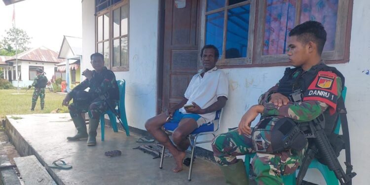 Satgas Pamtas RI-PNG Yonif 711/Raksatama Menjaga Rasa Persaudaraan Kepada Masyarakat Papua.