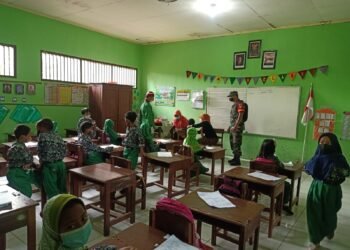 Babinsa Sendang Giat Dampingi Anak Dapatkan Vaksin.