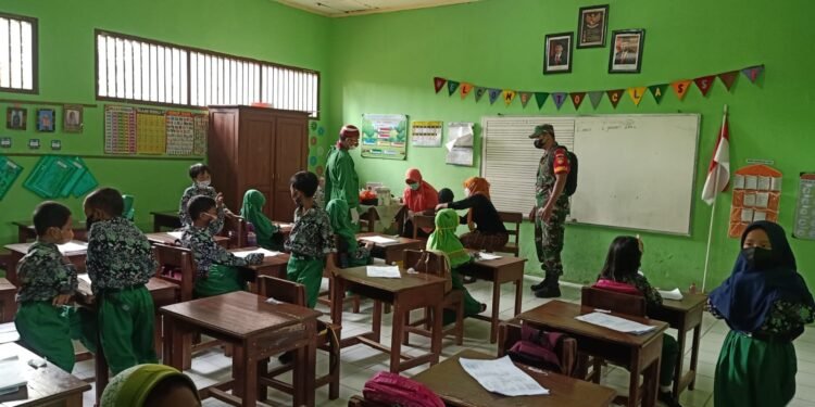 Babinsa Sendang Giat Dampingi Anak Dapatkan Vaksin.