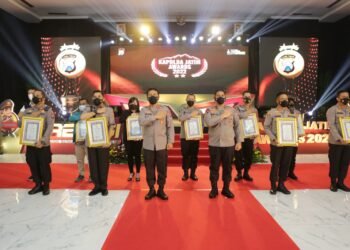 Sejumlah Penghargaan Diberikan Pada Acara Kapolda Jatim Award 2022.