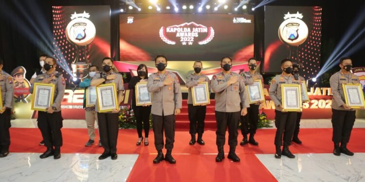 Sejumlah Penghargaan Diberikan Pada Acara Kapolda Jatim Award 2022.