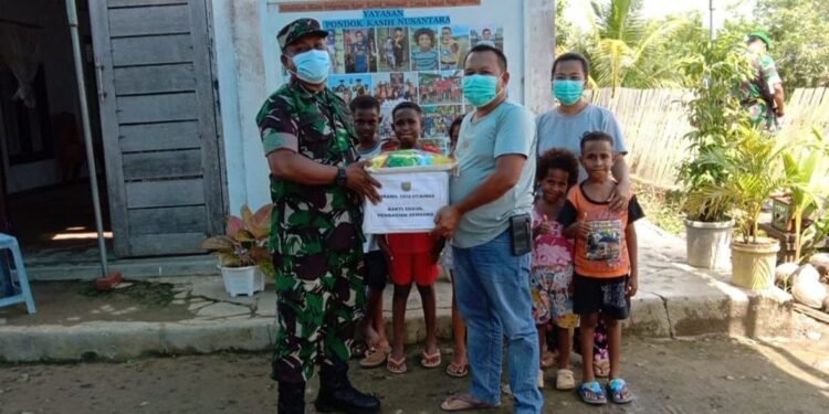 Masa Pandemi Covid-19, Danramil 1802-07/Aimas Pimpin Langsung Penyaluran Bantuan Sosial Kepada Warga Kurang Mampu.