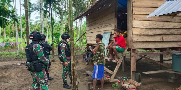 Satgas Pamtas RI-PNG Yonif 711/Raksatama Menjaga Hubungan Harmonis Bersama Warga Muara Tami Jayapura.