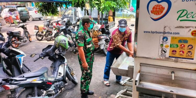 Sertu Priyanto, Sisir Pasar Harjodaksino Ingatkan Untuk Tetap Prokes.
