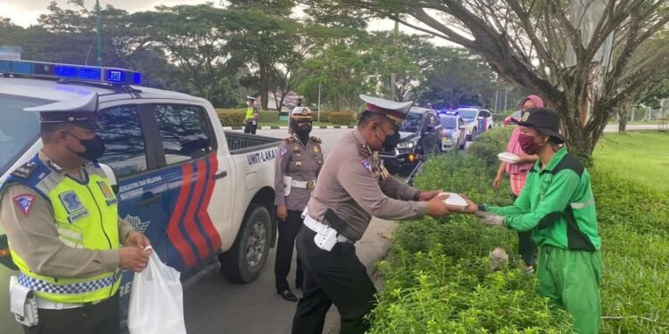 Melalui “Jumat Barokah” Satlantas Polres Siak Berkomitmen Menjadi Polantas Yang Penolong dan Humanis.