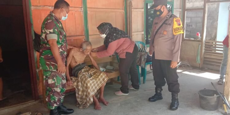 Bersinergi Babinsa dan Babinkamtibmas Talakbroto Sisir Door to Door Vaksinasi Lansia.