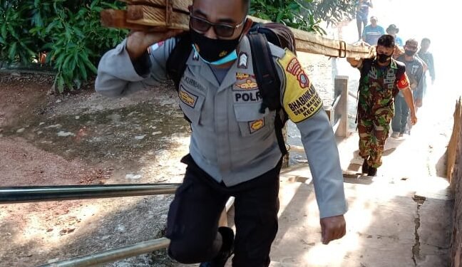 Kasubsektor Mantang Polsek Bintim Bantu Bangun Rumah Warga Korban Gelombang Besar.