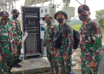 Anggota Satgas Yonif 144/JY Dampingi Jaumed Bidang Alkom Dari Anggota Yonif 645/GTY di Perbatasan.