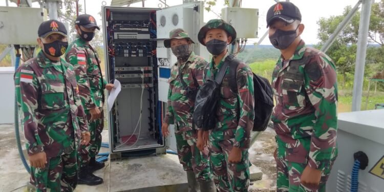 Anggota Satgas Yonif 144/JY Dampingi Jaumed Bidang Alkom Dari Anggota Yonif 645/GTY di Perbatasan.