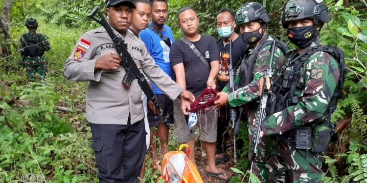 Laksanakan Patroli Gabungan, Satgas Pamtas RI-PING Yonif 711/Raksatama Berhasil Amankan Barang Bukti Ganja.